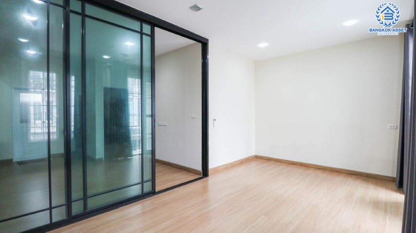 *****ทาวน์โฮมมือสองย่านนนทบุรี ม.โกลเด้นซิตี้ ปิ่นเกล้า-จรัญสนิทวงศ์ หลังมุม! เนื้อที่เกือบ 27 ตร.ว. ฟังก์ชัน 5 ห้องนอน 4 ห้องน้ำ 2 ที่จอดรถ บ้านสวยสภาพดี บนทำเลเชื่อมต่อถ.บางกรวย-ไทรน้อย,  ถ.ราชพฤกษ์, ถ.จรัญสนิทวงศ์ ใกล้รถไฟฟ้าสายสีแดง "สถานีบางบำหรุ" ราคาสุดคุ้ม!